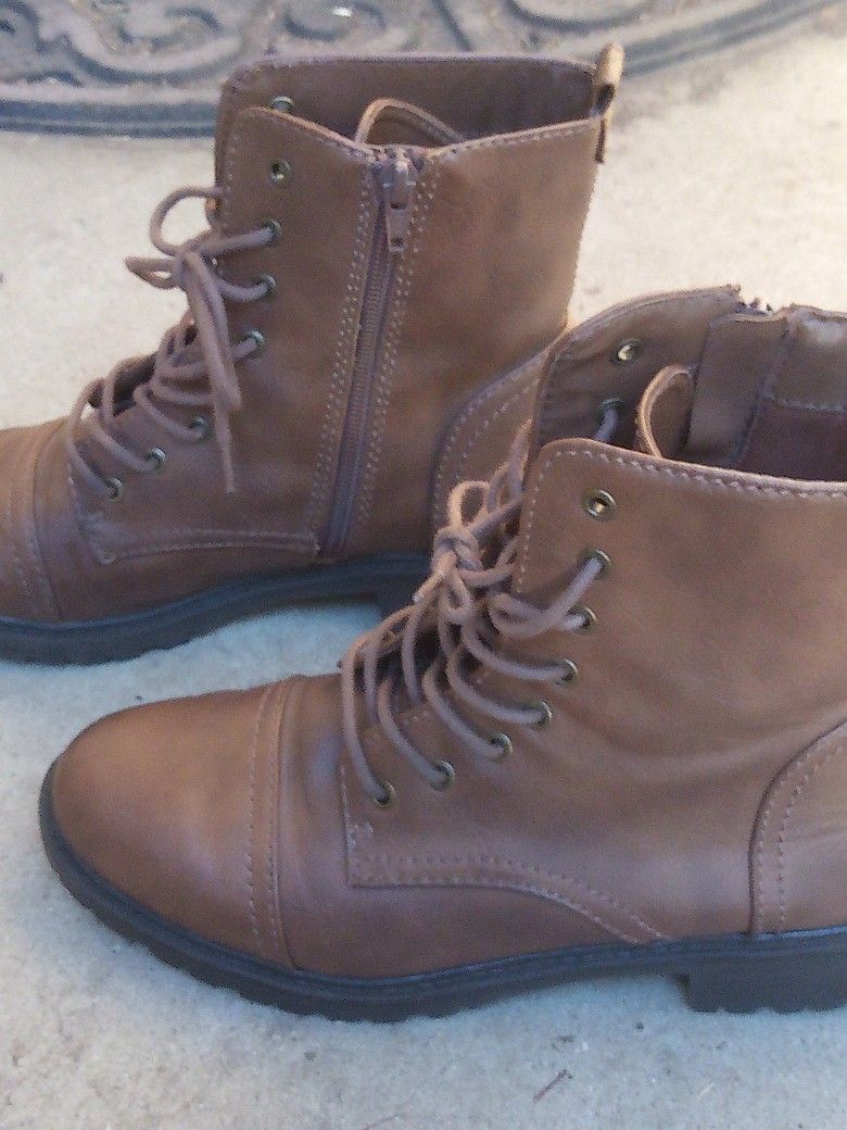 !! Women's Boots Size 9
