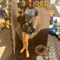 Tomb Raider Lara Croft Figure Vintage Gaming Collectors Item Shelf Piece