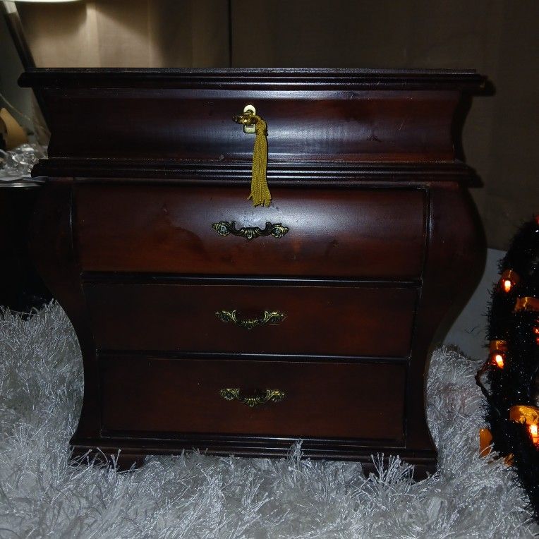 Wooden Jewelry Box W/Key/jewelry