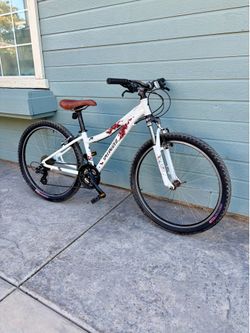 SPECIALIZED MYKA SPORT MOUNTAIN BIKE 26” Wheels