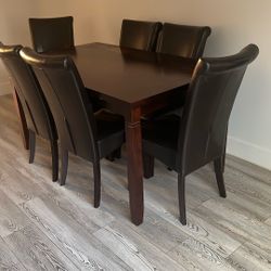 Dining table with 6 chairs – second hand.