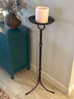 Pillar floor candle holder