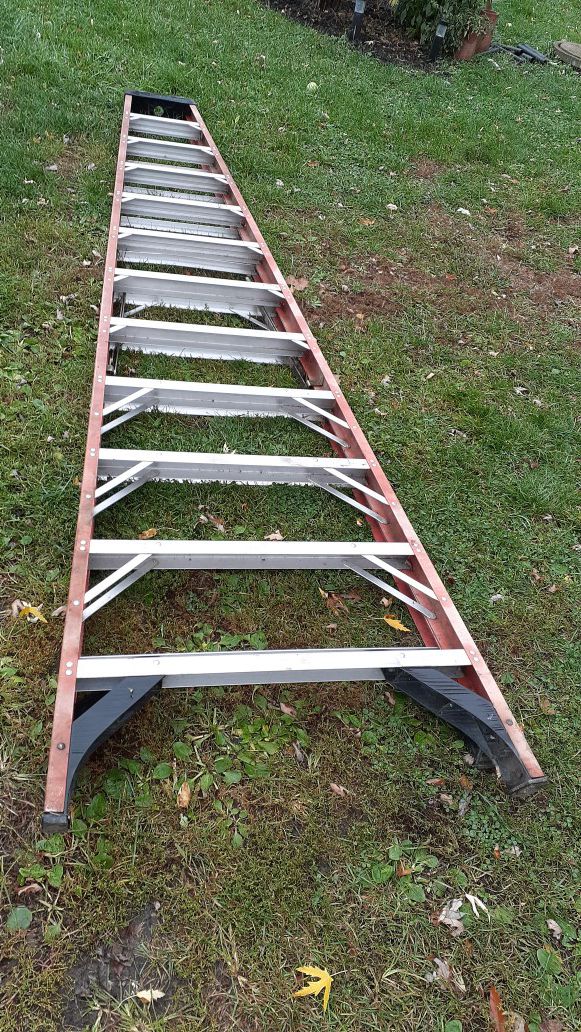 12' Fiberglass Step Ladder 300 lb rated