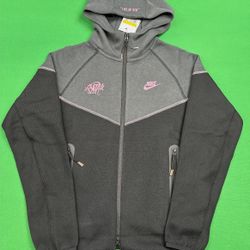 Nike Sportswear Tech Fleece x Central Cee Syna World en color gris/antracita con detalles en rosa