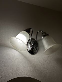 Espejo de baño con repisa de cristal   Su lámpara y su porta toallas