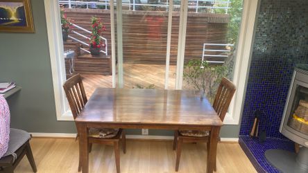 Walnut dining table (expandable) and 6 chairs.