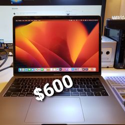 MAC BOOK AIR  2020 **MINT** $600