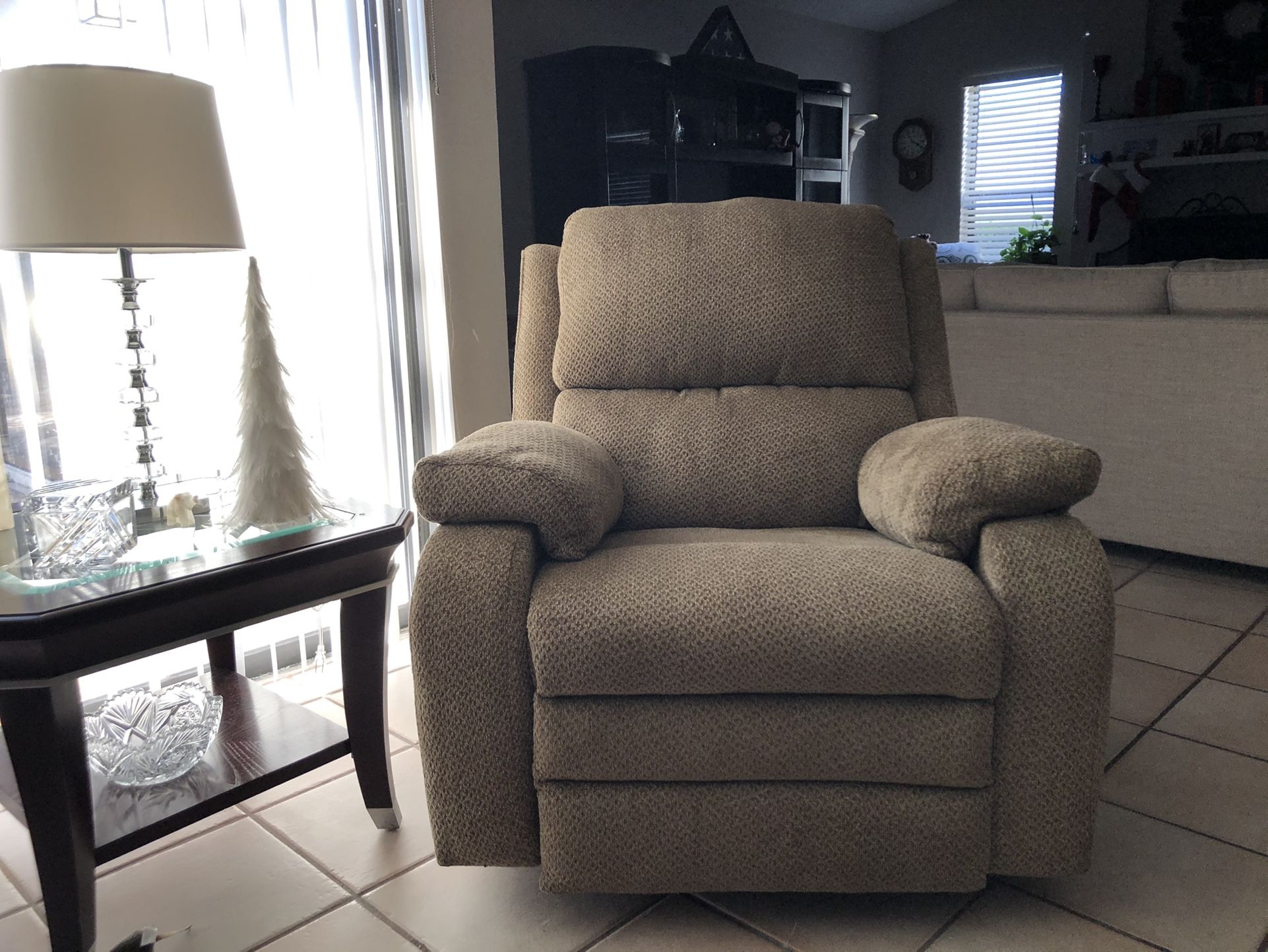 AMERICAN FURNITURE ROCKER RECLINER MADE IN USA for Sale in Tampa, FL