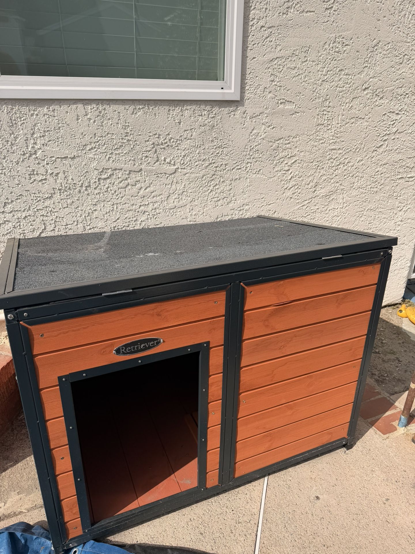 Outdoor Dog House - Retriever