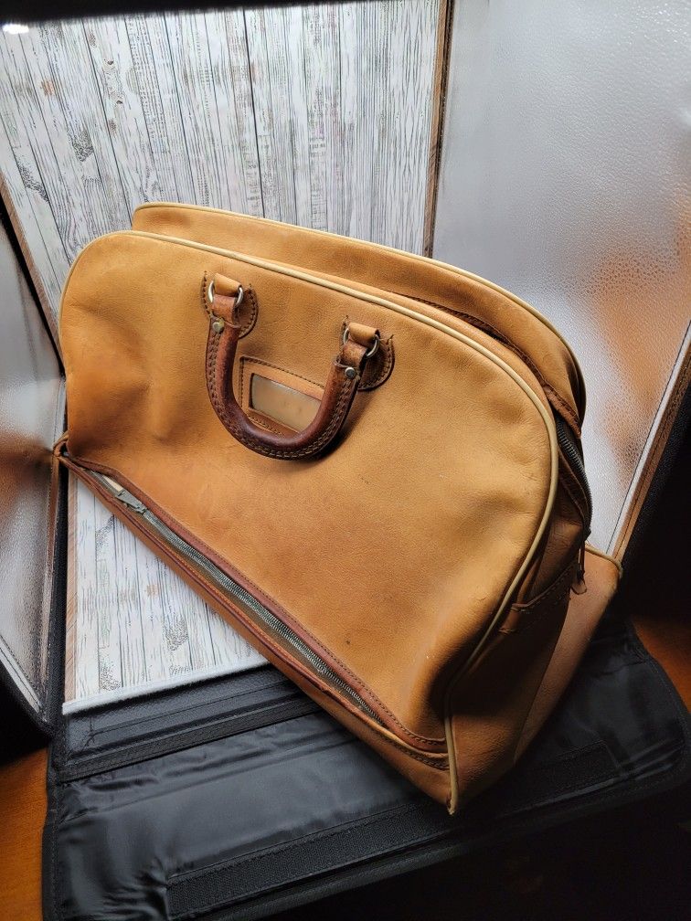 Brown leather vintage weekender bag in ok to  good condition.  The excelsior Stanford weekender bag. 