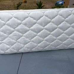 TWIN SIZE SERTA MATRESS IN GOOD CONDITION 
