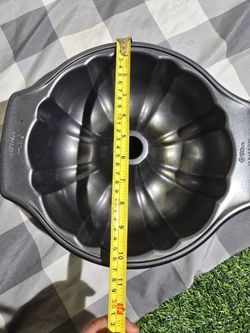 Wilton Nonstick Fluted Tube Pan (9.75 x 3.38 in