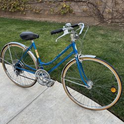 VINTAGE SCHWINN “VARSITY” 27” INCH WOMENS 10-SPEED BICYCLE (CIRCA 1970’s)