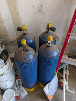 Analog scuba tanks