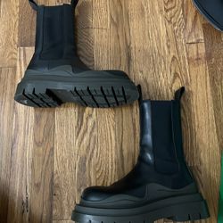 Bottega Veneta Mens Tire Chelsea Boots Black/ Camping size 42.5 (9.5 US)