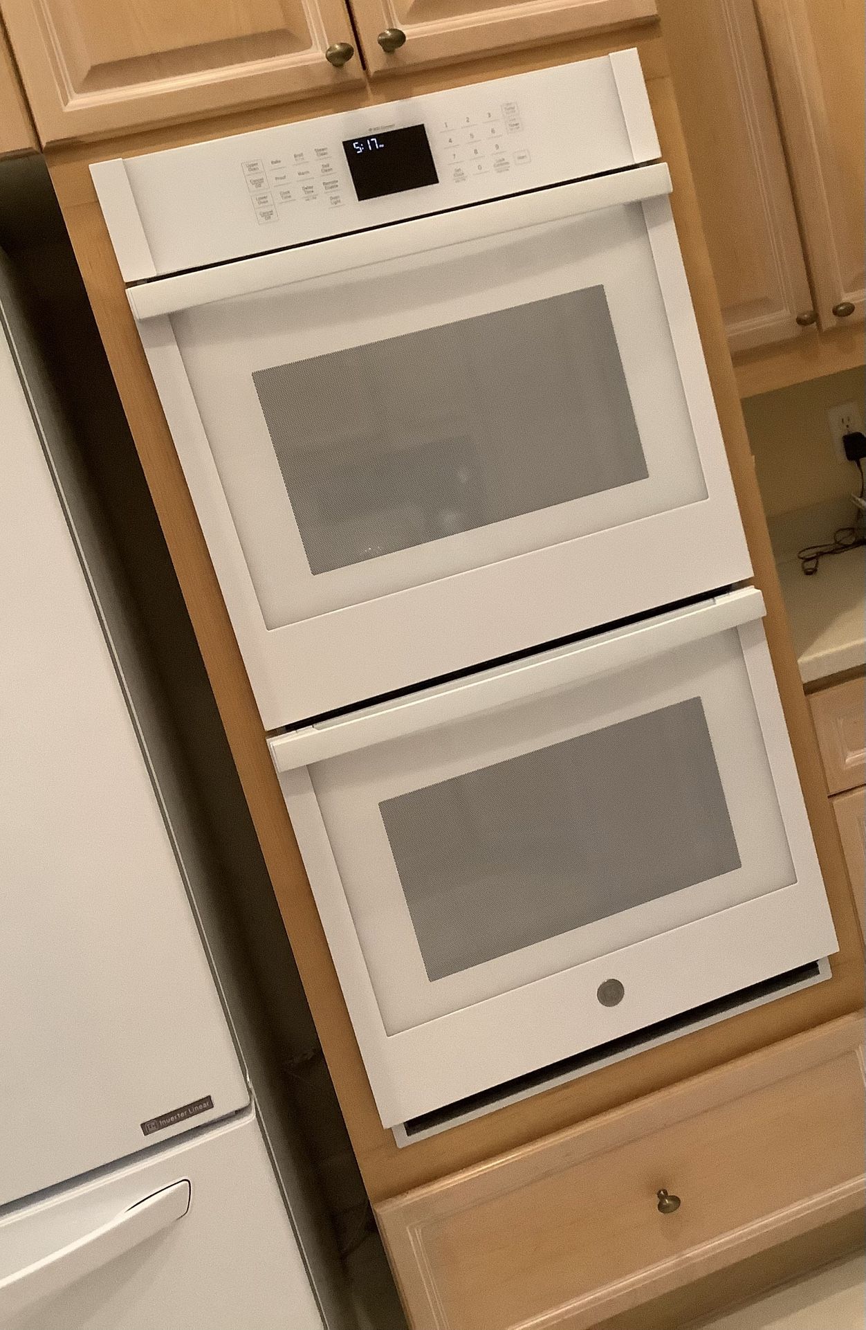 GE 27” Double Ovens - In Excellent Condition - Wi-Fi Enabled.