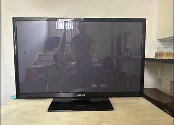 Samsung Plasma 43” TV. Mint condition. Not a SMART TV.