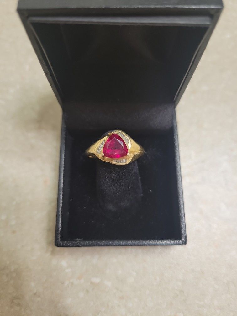 14 K Gold Garnet And Diamonds Ring. Weight Is 3.5 Grams