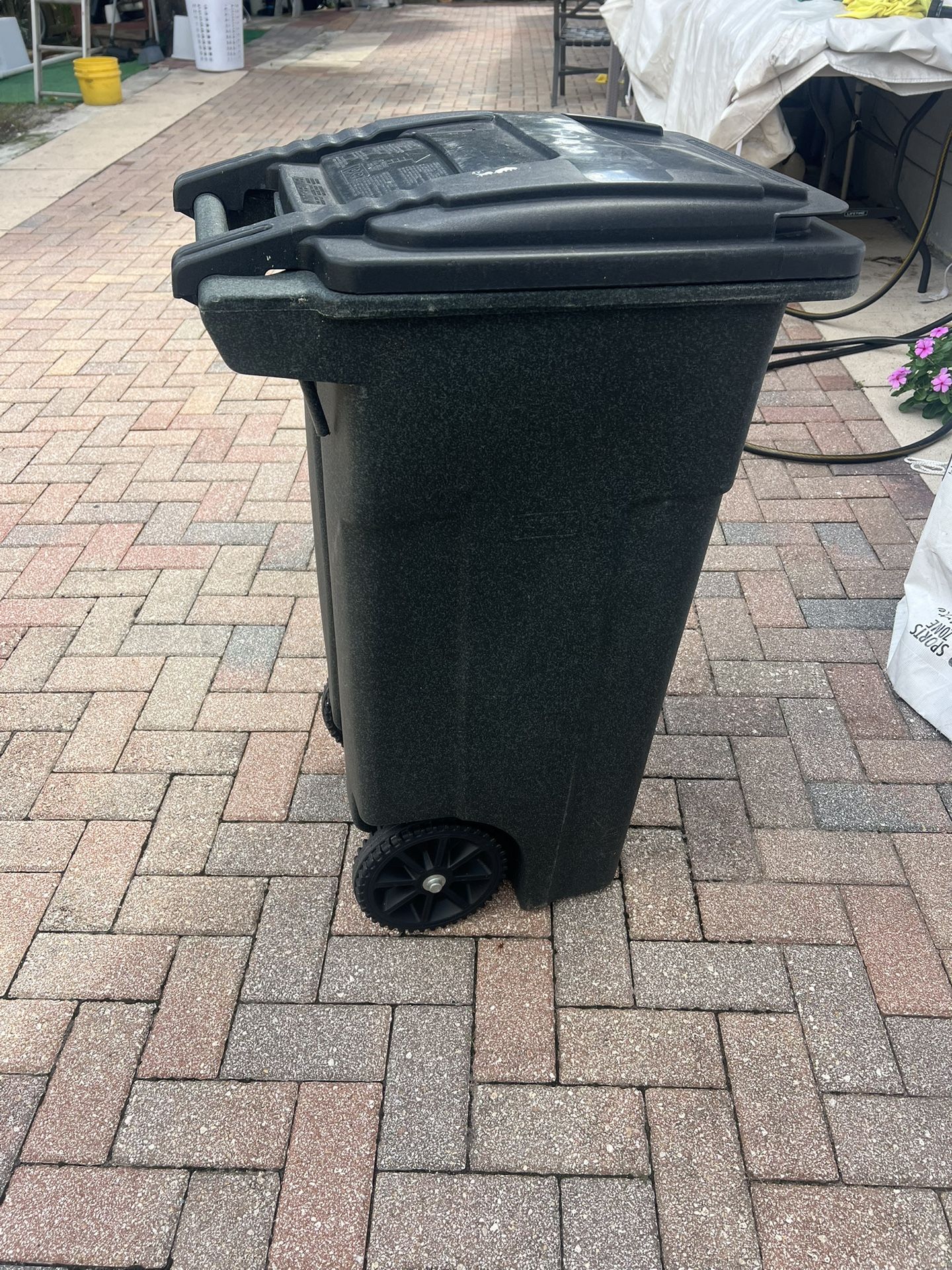 TRASH CAN FLIP TOP 32 Gallons HEAVY DUTY GREEN COLOR