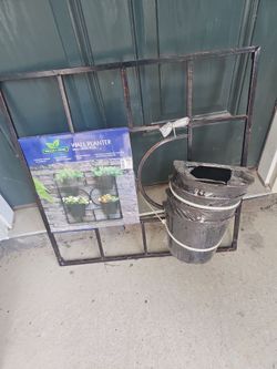 Wall planter with metal pots