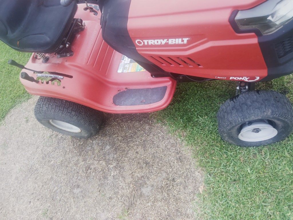 Troy-Bilt riding lawn mower needs deck