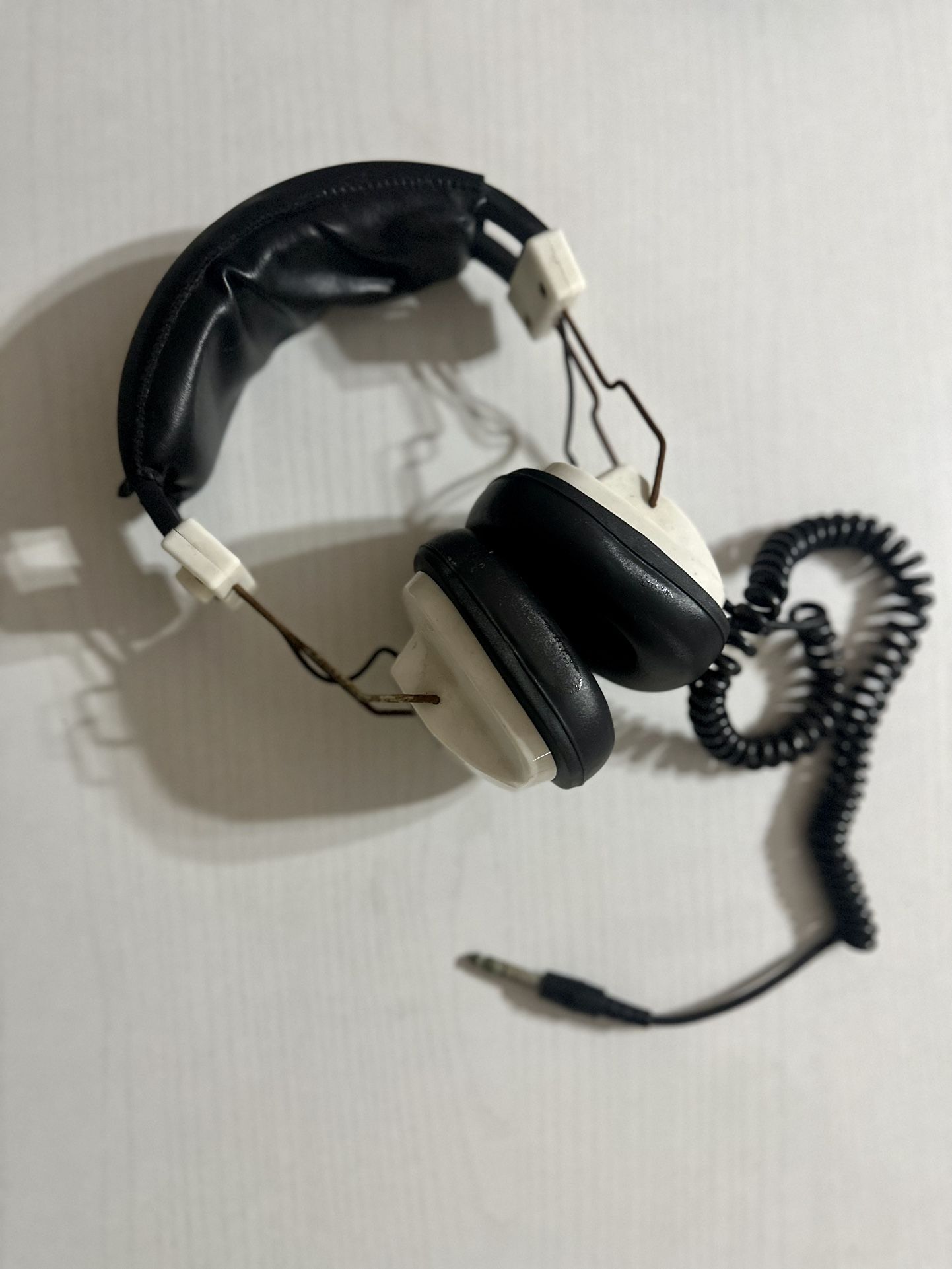 Vintage Stereo Headphones Plug In White FF 20 Over ear