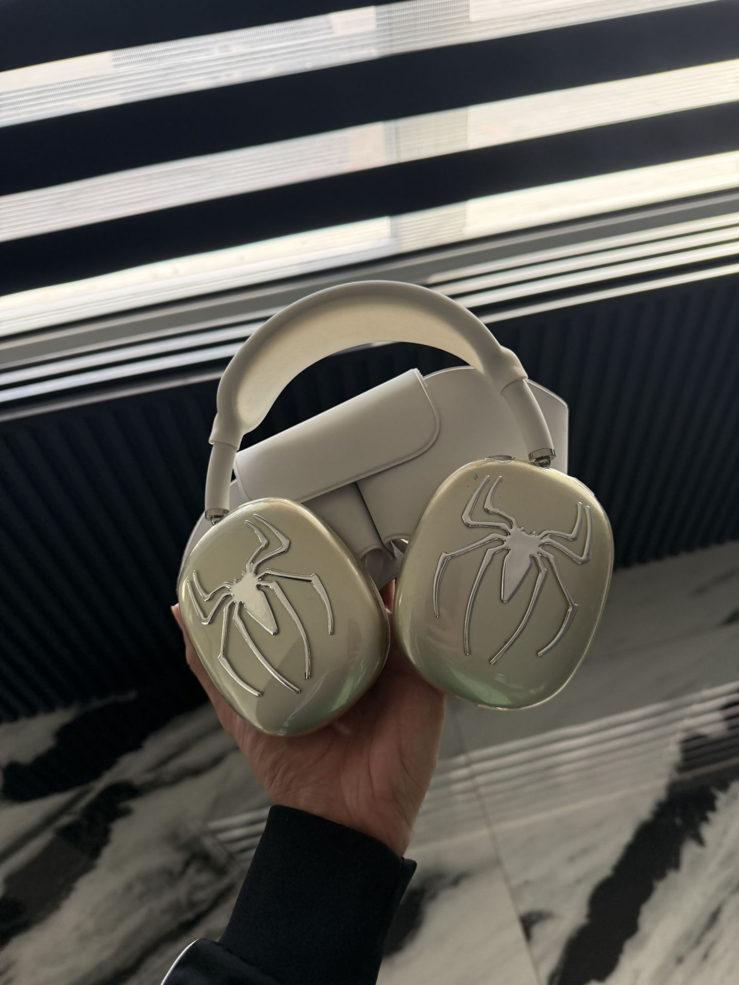 AirPods Max (Lightning) – Like New (with Box)