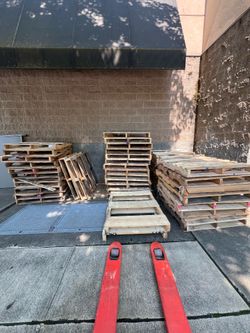A bunch of free pallets, take as many as you need