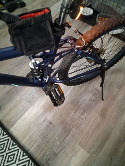 Brand new genesis Shimano woman's bike comes with lights and air pump