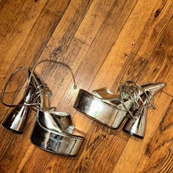 Metallic platform high-heel  with an ankle strap.