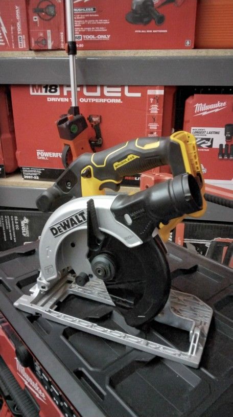 DEWALT 20V MAX BRUSHLESS 6 1/2" (165mm) CORDLEES CIRCULAR SAW