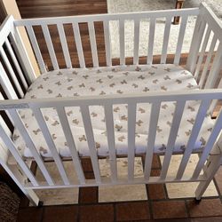 DELTA PORTABLE FOLDING MINI CRIB WITH MATTRESS, PAD & SHEET NEW!!