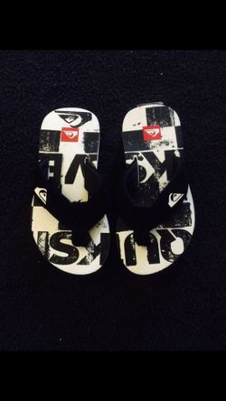 Boys quicksilver flip flops size 11