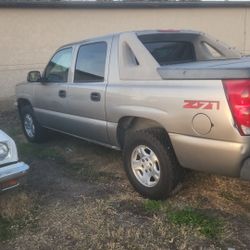 2003 Chevy Avalanche Z71 $6,000
