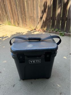 YETI Tundra Hard Cooler- Black – Heavy Duty Rotomolded Ice Chest