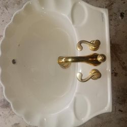 Clamshell pedestal sink