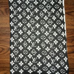 
🖤 Designer Monogram Scarf – Black & White 🤍 