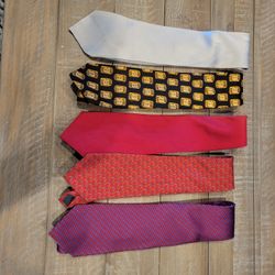 Mens silk ties many brand new paid 25 to $50 each

$10 each