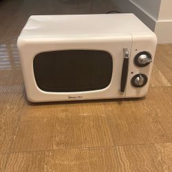 Magic chef Retro Microwave
