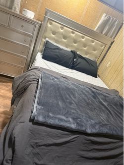 Queen bed set! Perfect shape