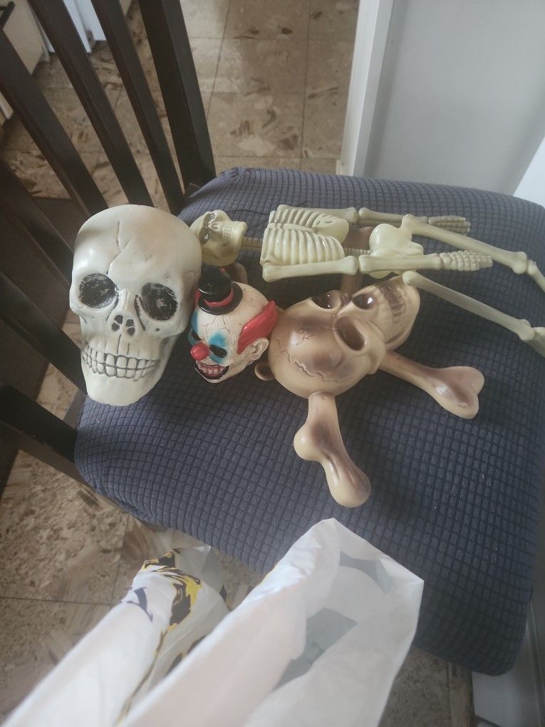 Halloween Is NEXT WEEK!!Skulls &Clown Face * Hanging Skeleton