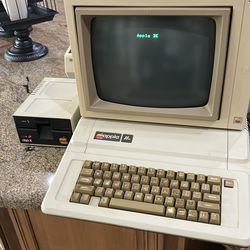 Apple II E vintage computer monitor apple disk II