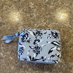 Woman’s new Vera Bradley pill box/keeper shipping available