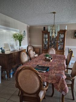 Dinning room table 7 chairs,credenza,hutch ,1500 for all pick up only, cash only