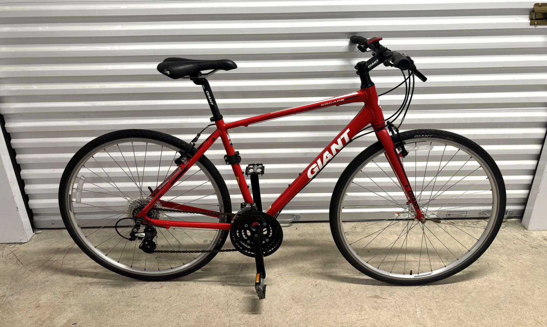 2013 Giant Escape 3 19” L Frame. Excellent Condition!