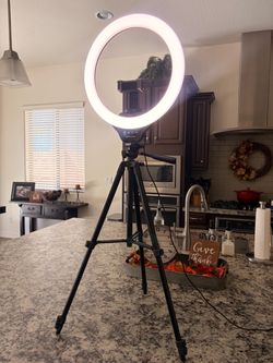 NEW UBeesize Ring Light w/remote