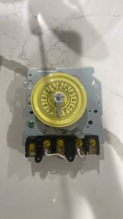 Swimming pool and jacuzzi pump timer