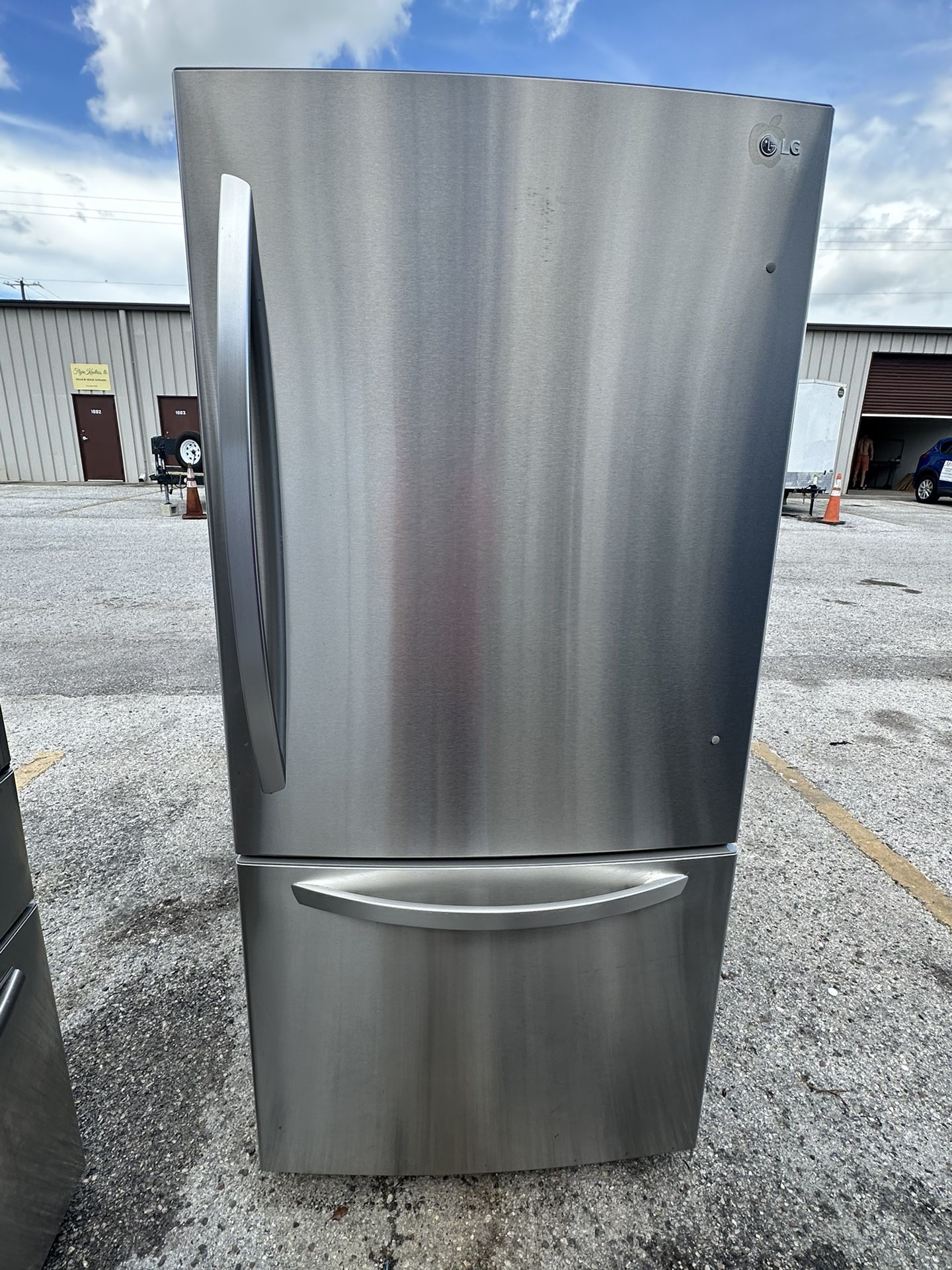 LG Refrigerator 33”