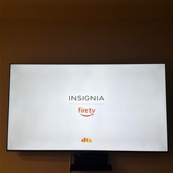 INSIGNIA 70” TV & Wall Mount