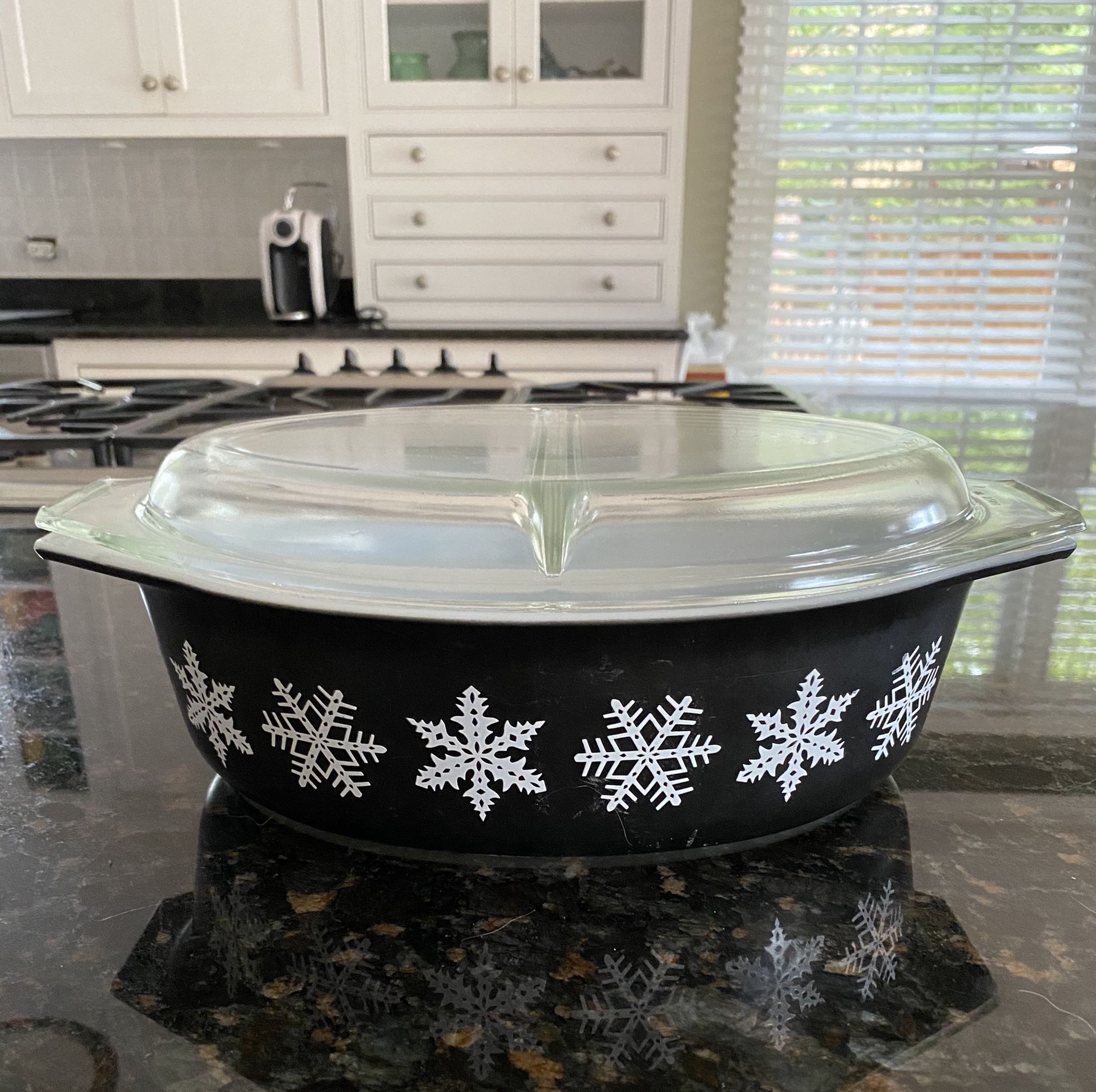 Pyrex 2.5 qrt Black with White Snowflakes with lid